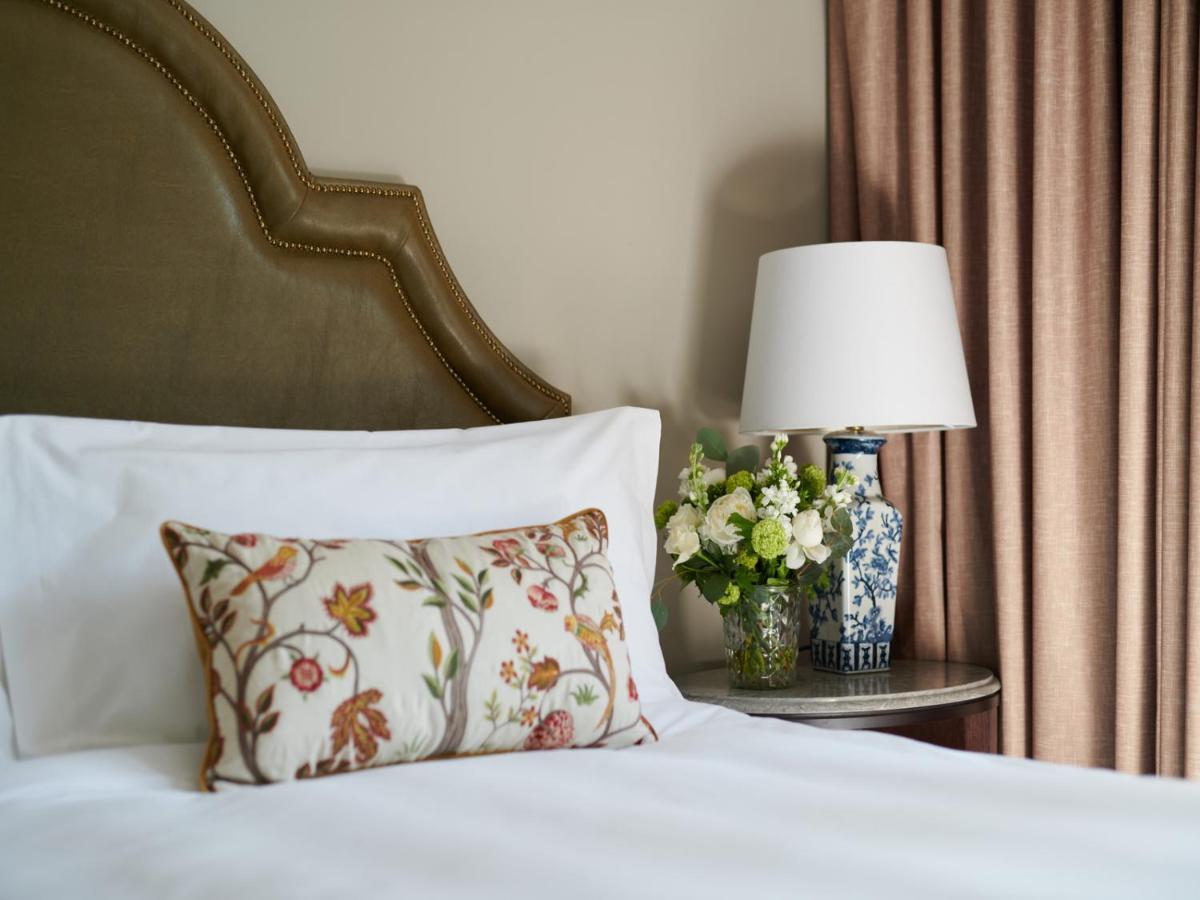 โรงแรมคาร์ลตันเฮาส์ เมย์นูท ภายนอก รูปภาพ A bed with a pillow