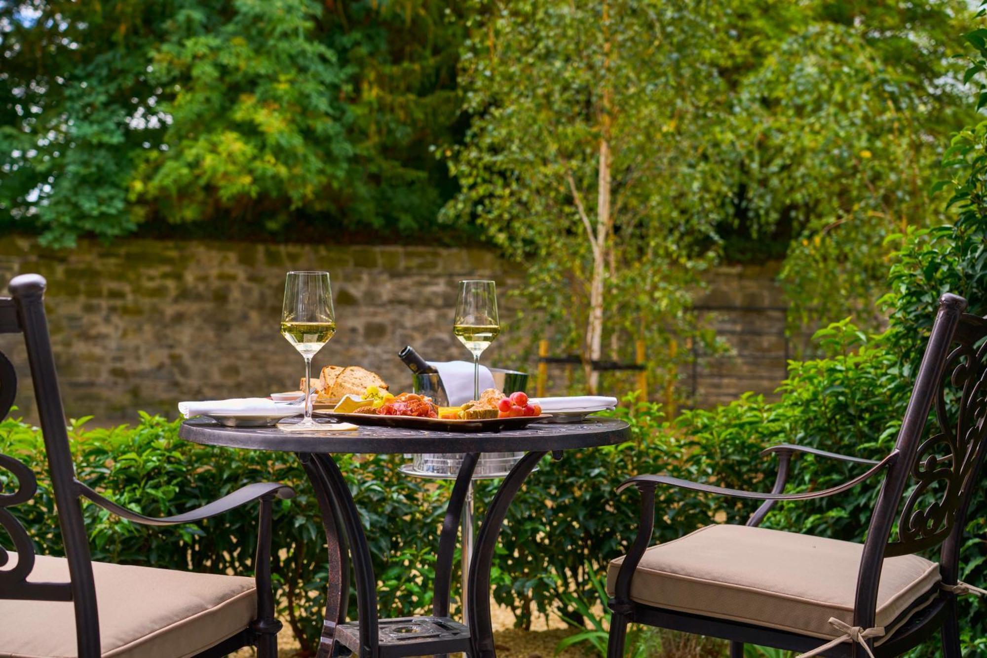 โรงแรมคาร์ลตันเฮาส์ เมย์นูท ภายนอก รูปภาพ A patio set
