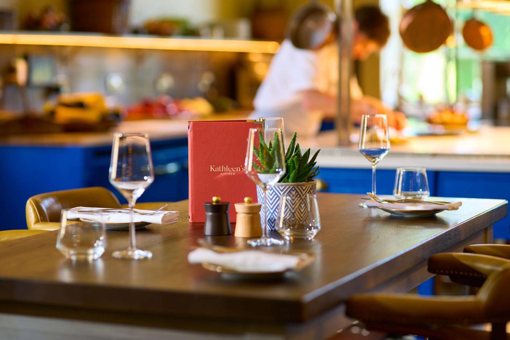 โรงแรมคาร์ลตันเฮาส์ เมย์นูท ภายนอก รูปภาพ Restaurant