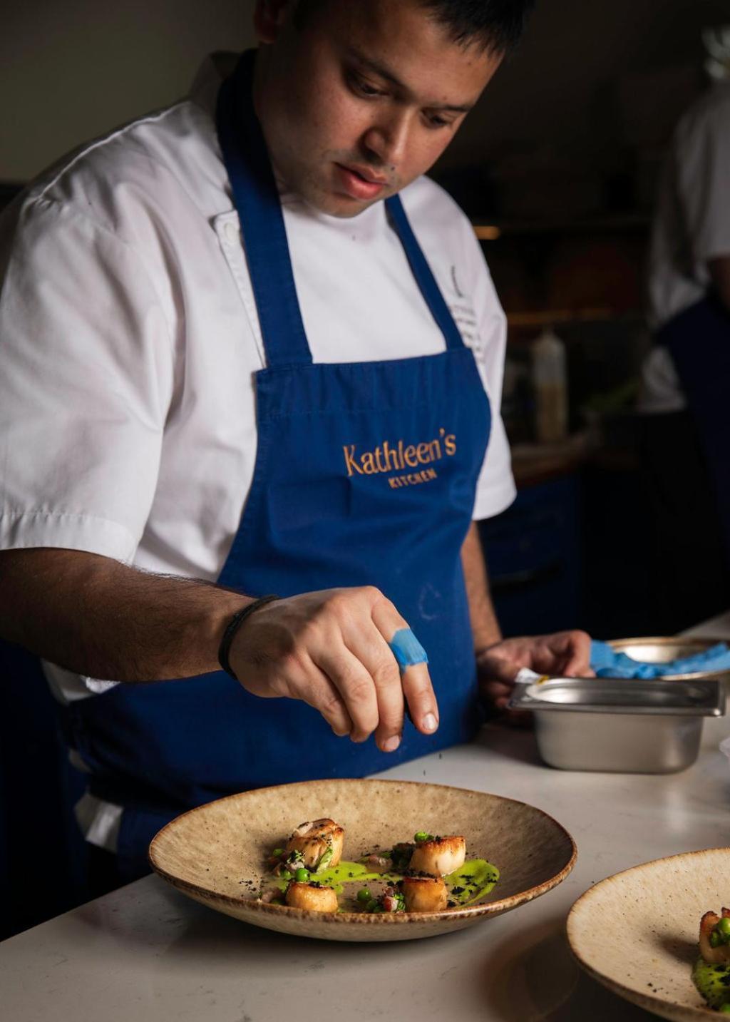 โรงแรมคาร์ลตันเฮาส์ เมย์นูท ภายนอก รูปภาพ A chef wearing an apron