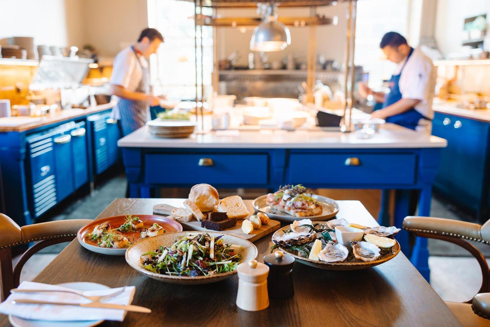 โรงแรมคาร์ลตันเฮาส์ เมย์นูท ภายนอก รูปภาพ Dishes at the restaurant