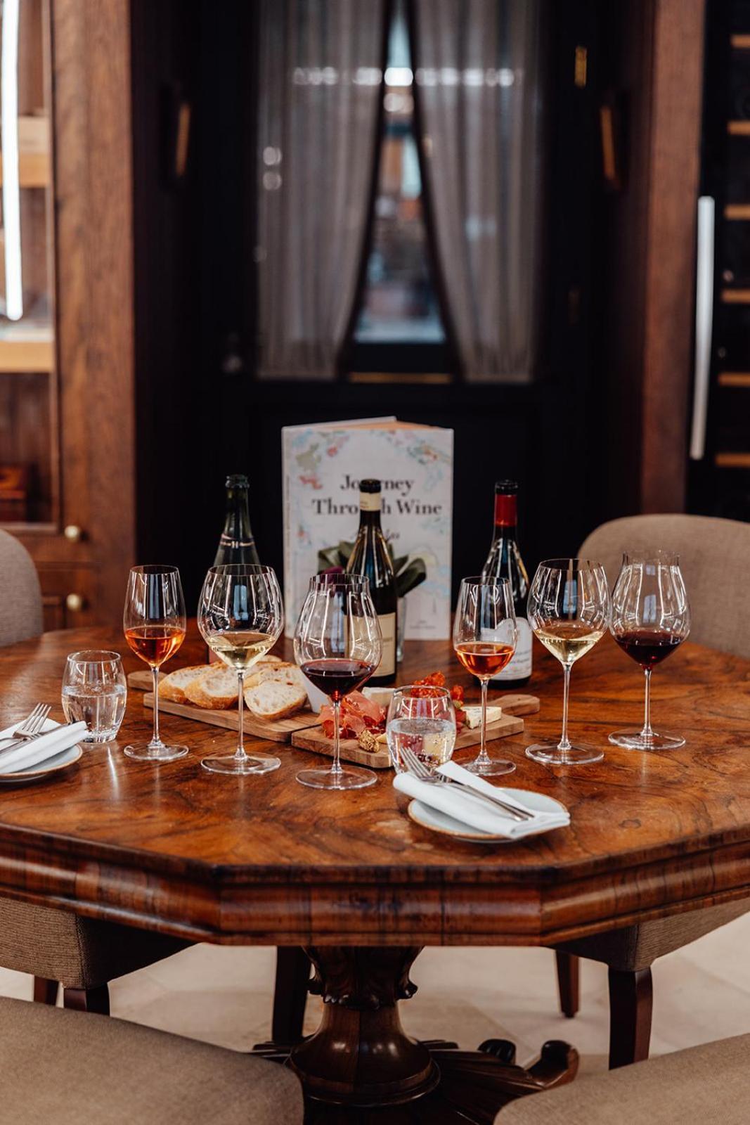 โรงแรมคาร์ลตันเฮาส์ เมย์นูท ภายนอก รูปภาพ Wine tasting at the Three Wine