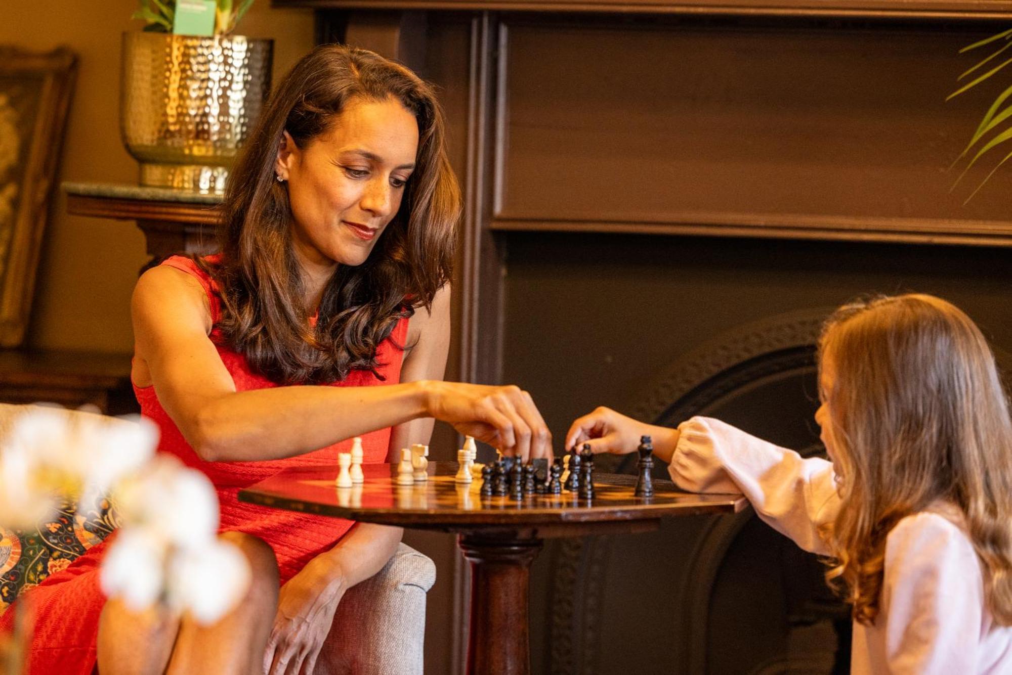 โรงแรมคาร์ลตันเฮาส์ เมย์นูท ภายนอก รูปภาพ A woman playing chess with her daughter