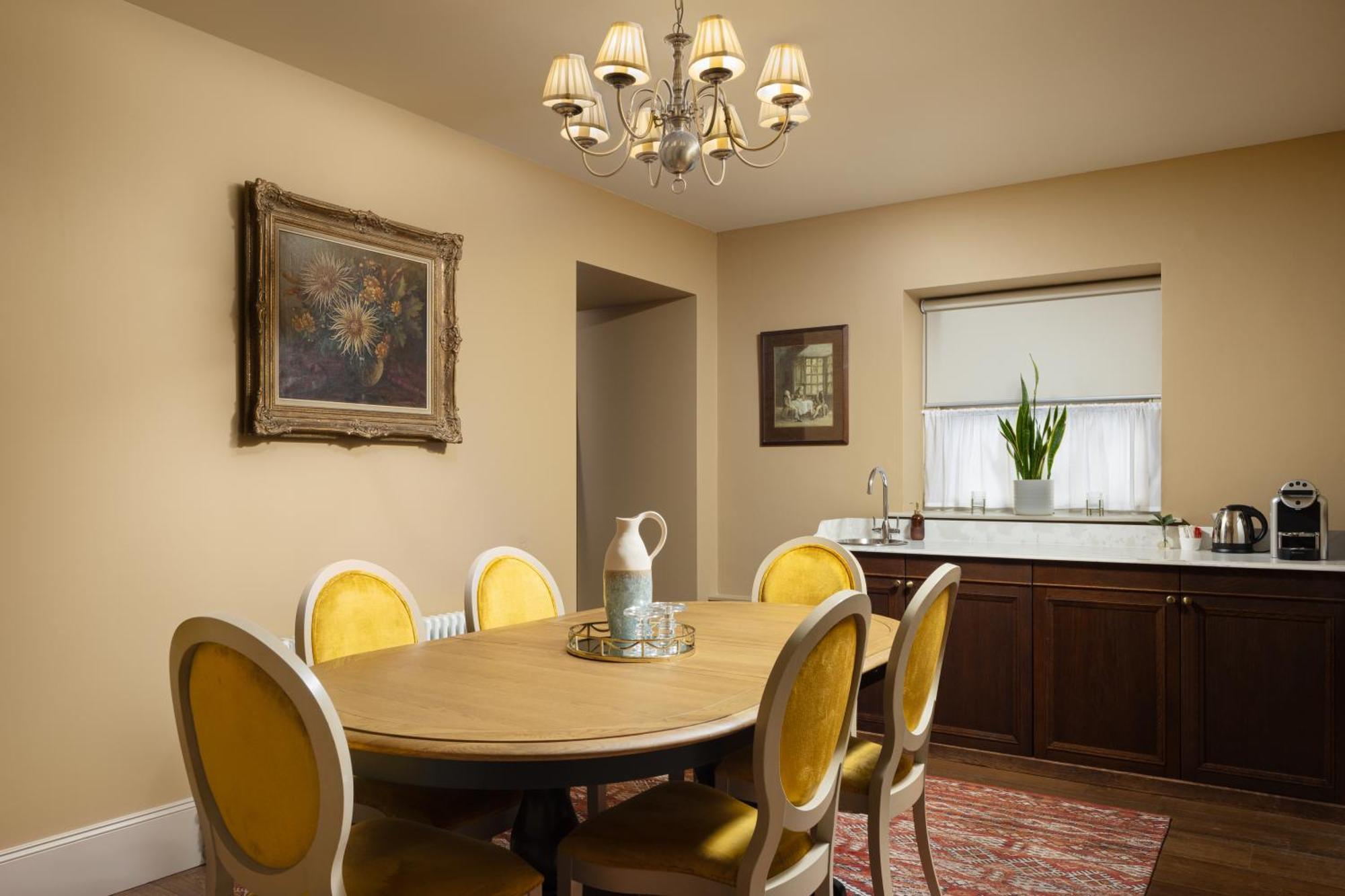 โรงแรมคาร์ลตันเฮาส์ เมย์นูท ภายนอก รูปภาพ A kitchen in the United States